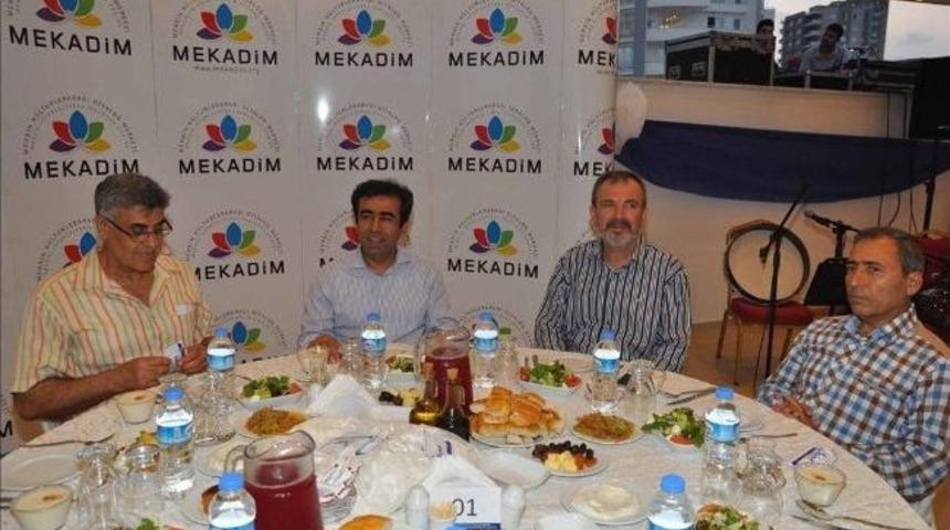 G&uuml;zeloğlu 'diyalog Ve Hoşg&ouml;r&uuml;' Temalı İftar Yemeğine Katıldı