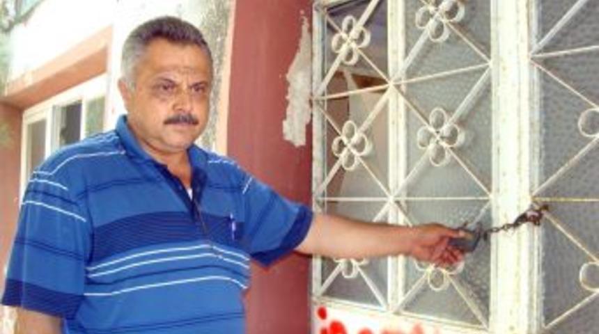 Cami G&ouml;&ccedil;&uuml;k Tehlikesiyle Kilitli, K&ouml;yl&uuml;ler Namazları &Ccedil;atıda Kılıyor