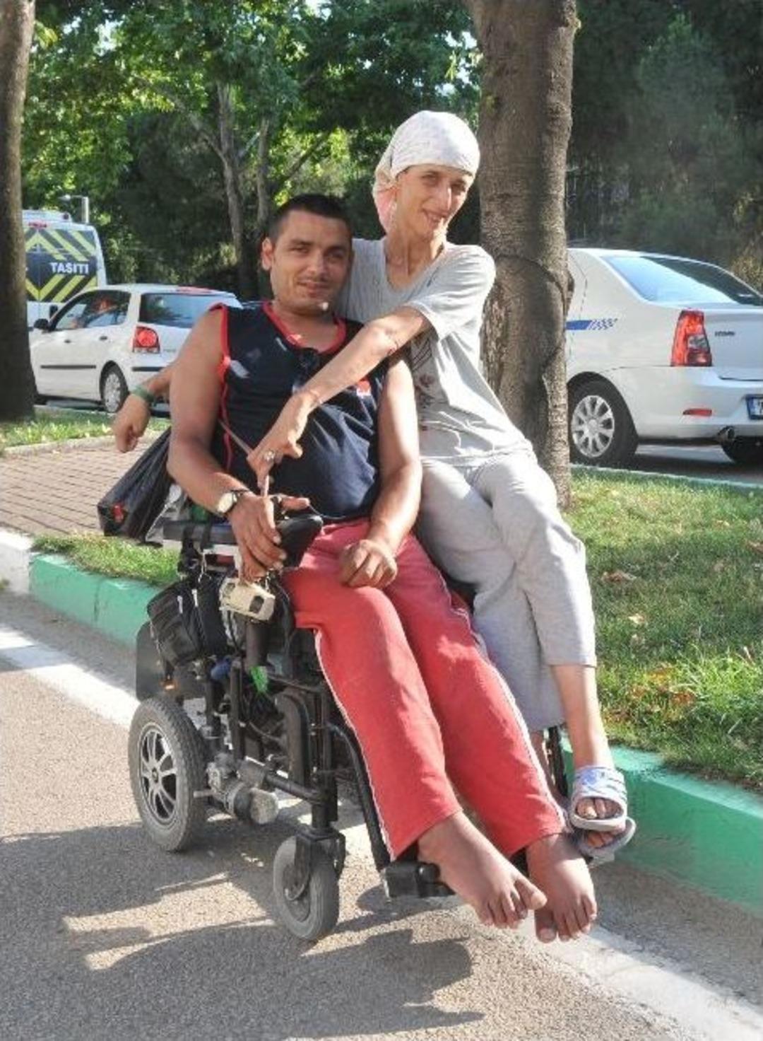 Aynı Ak&uuml;l&uuml; Arabada İki Kişilik Mutluluk