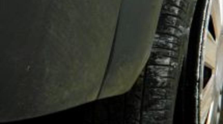 Ara&ccedil;ların lastiklerini kesen ş&uuml;pheliler yakalandı