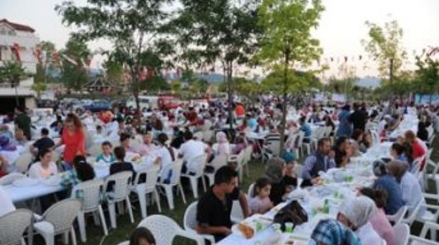 A&ccedil;ık havada iftar keyfi Başiskele sahilinde