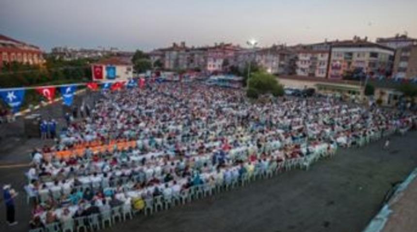 K&uuml;&ccedil;&uuml;k&ccedil;ekmeceliler  sokak iftarında bir araya geliyor