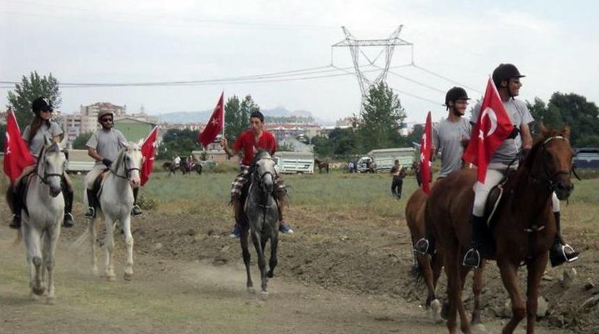 Uludağ &Uuml;niversitesi&rsquo;nde D&uuml;zenlenen Rahvan At Yarışlarına B&uuml;y&uuml;k Ilgi