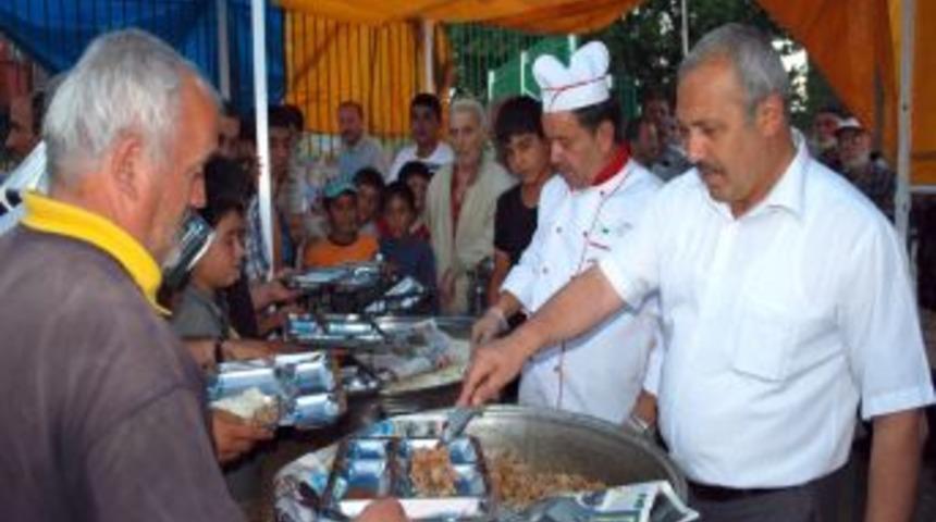 Başkan Ve Eşi Iftar &Ccedil;adırında Yemek Dağıttı