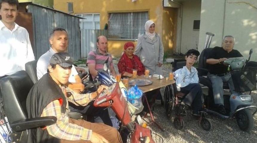 Adapazarı Sakatlar Derneği &Uuml;yeleri Kuran Kursu Hocalarını Umreye Uğurladılar