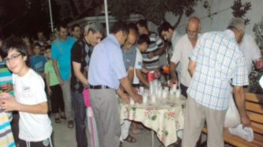 Teravihten Sonra Kar Helvası Ikram Ediliyor