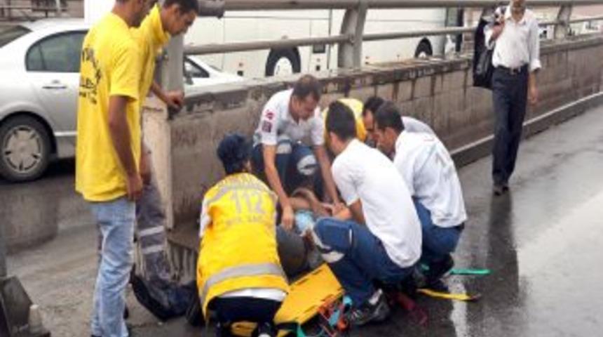 Servis Aracı Hasarlı Kaza Yapan Şahısların Arasına Daldı: 4 Yaralı