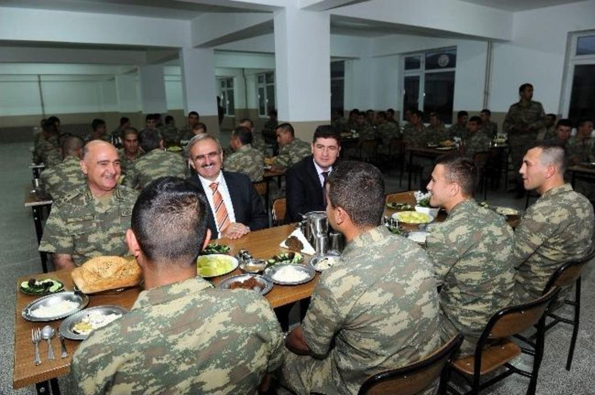 Vali Karaloğlu, İftarını İran Sınırında N&ouml;bet Tutan Hudut Kartallarıyla Birlikte Yaptı