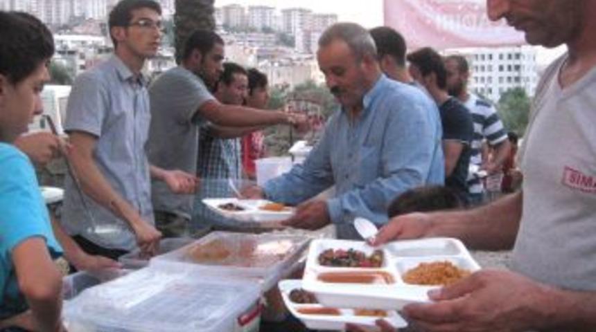 Kuşadası'da 400 Kişilik Iftar &Ccedil;adırı Kuruldu