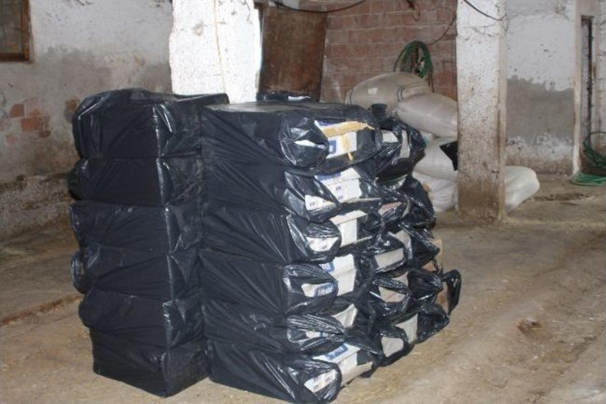 Ahırdan 256 Bin Paket Ka&ccedil;ak Sigara &Ccedil;ıktı