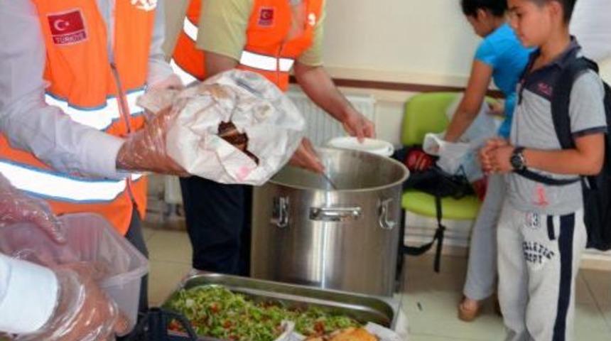Kimse Yok Mu, Malatya'da 500 Kişiye Sıcak Iftar Yemeği Dağıtıyor