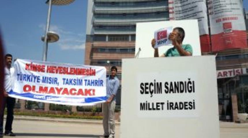 D&uuml;nya Demokrasi Hareketi &Uuml;yeleri CHP&rsquo;ye Se&ccedil;im Sandığı Bıraktı
