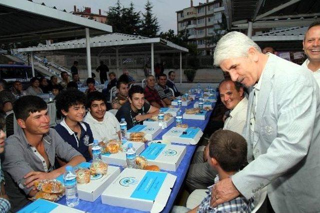 Başkan Sakallı Yenikent Mahallesi Sakinleriyle İftar Yaptı