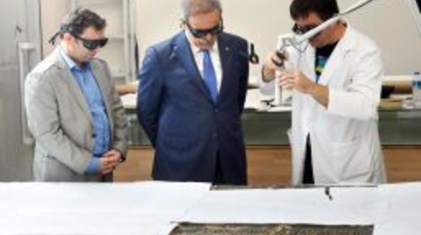 Yavuz'un Mısır Seferi D&ouml;n&uuml;ş&uuml;nde Getirdiği Kabe &Ouml;rt&uuml;s&uuml; Lazerle Onarılıyor
