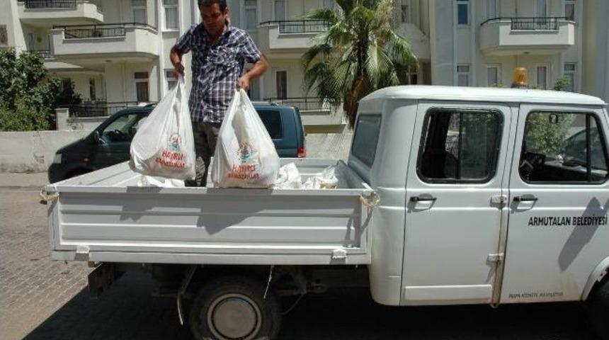Armutalan&rsquo;da İhtiya&ccedil; Sahiplerine Erzak Dağıtılıyor