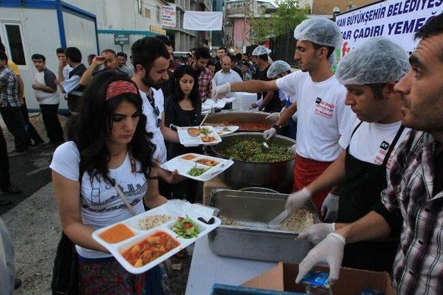 Van Belediyesi İftar Çadırına Yoğun İlgi