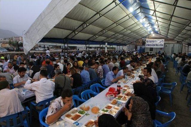 Van Belediyesi İftar Çadırına Yoğun İlgi