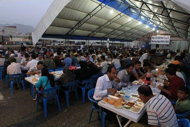 Van Belediyesi İftar Çadırına Yoğun İlgi