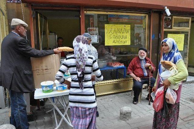 Kırıkkaleli Cennet Dede Her Gün Bin Kişiye Yemek Dağıtıyor