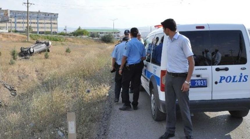 Lastiği Patlayan Ara&ccedil; Şarampole Devrildi: 2 Polis Yaralı