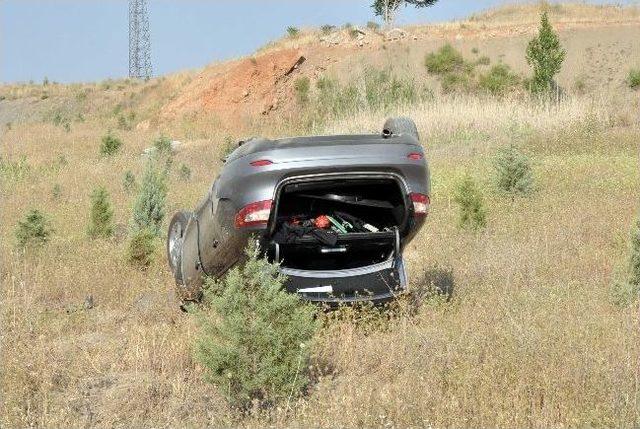 Lastiği Patlayan Araç Şarampole Devrildi: 2 Polis Yaralı