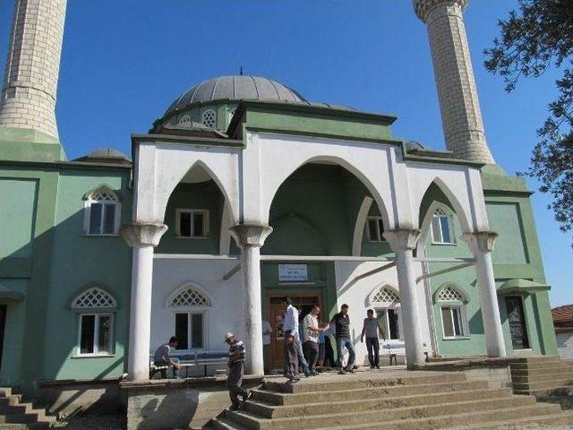 Balıkesir'de Hayırseverin Yaptırdığı Cami Bakımsızlıktan Dökülüyor