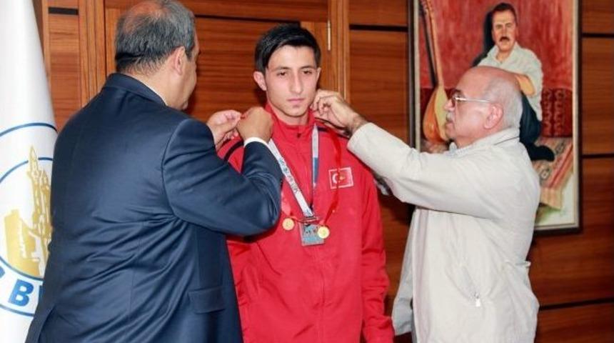 4 Eyl&uuml;l Belediyespor Karatecileri, Başkan &Uuml;rg&uuml;p&rsquo;&uuml; Ziyaret Etti