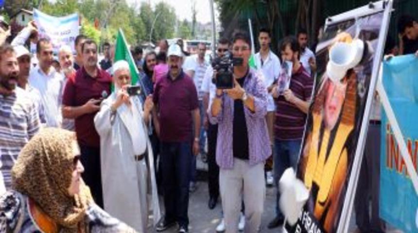 Mısır'da Darbe Yapan Sisi'yi Hedef Tahtası Yapıp, Terlik Yağmuruna Tuttular