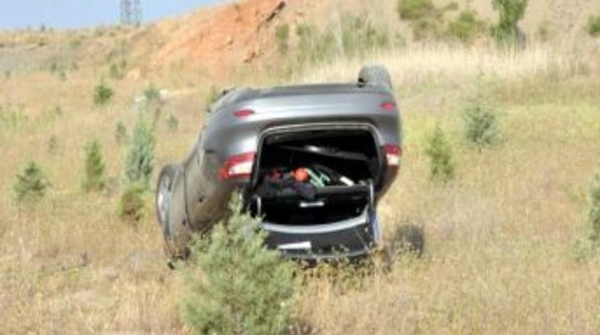 Lastiği Patlayan Ara&ccedil; Şarampole Devrildi: 2 Polis Yaralı