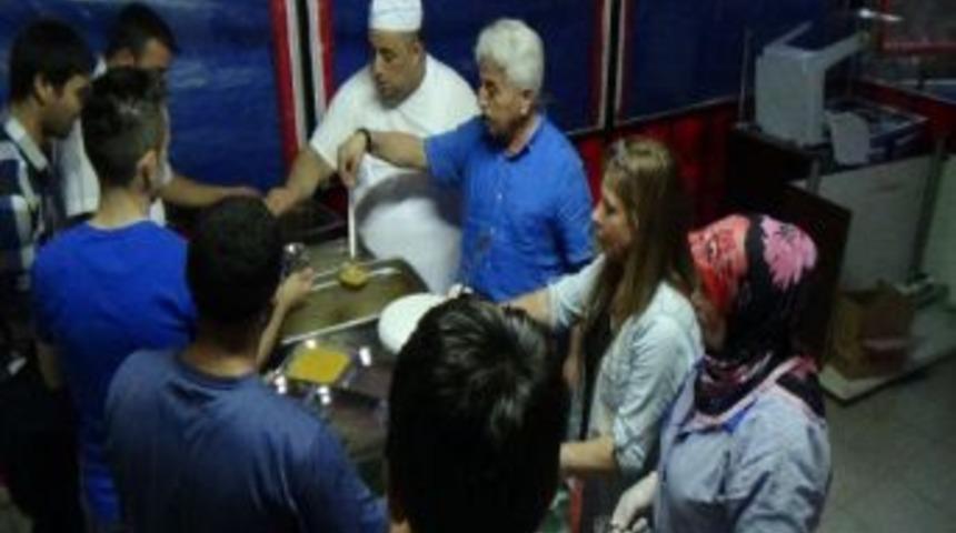 Kızılay'dan M&uuml;ltecilere İftar Sofrası