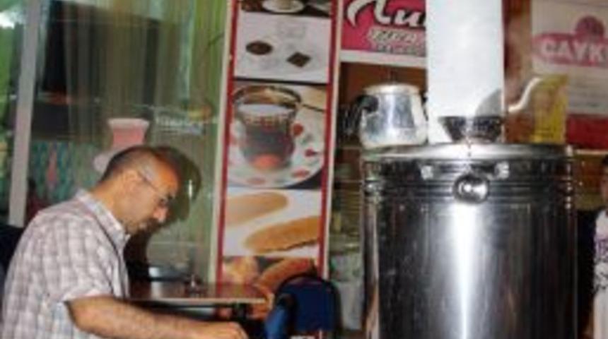 Erzurumluların Iftar Sonrası Semaverde &Ccedil;ayı Keyfini Seviyor