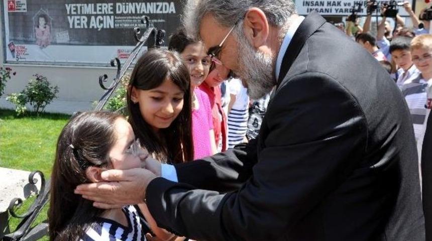 Bakan Yıldız, Yetimlere Bayramlık Dağıttı