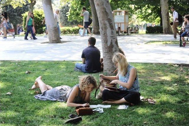 (özel Haber) Yenilenen Gezi Parkı Turistlerin İlgi Odağı Oldu