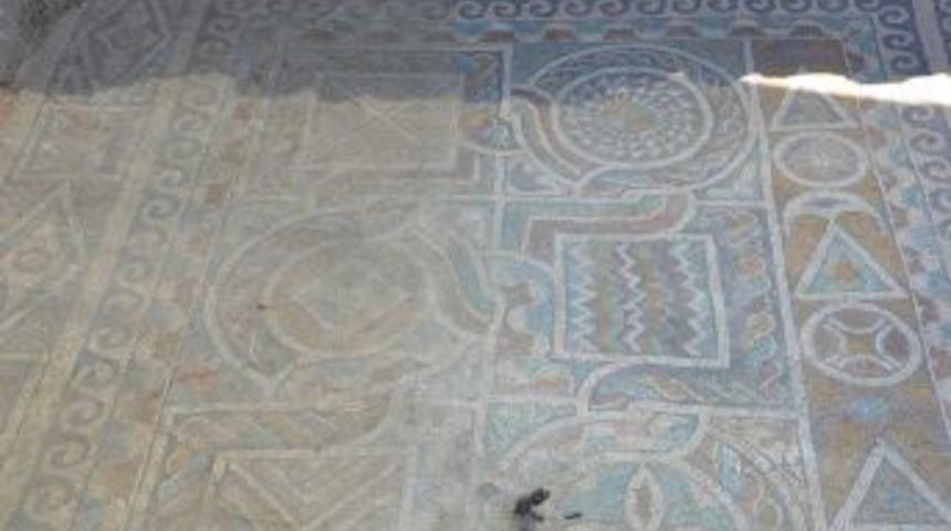 2 Bin Yıllık Anadolu Kilimi Desenli Mozaikler Bulundu