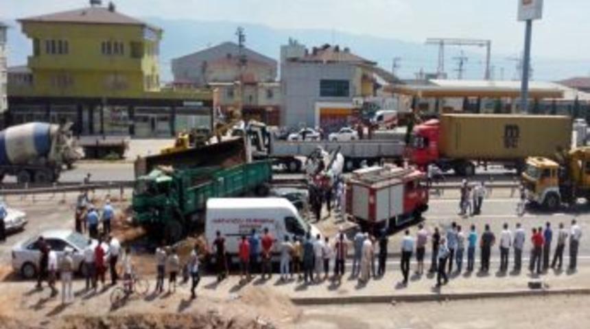 Kocaeli'nde Zincirleme Kaza: 2 Yaralı