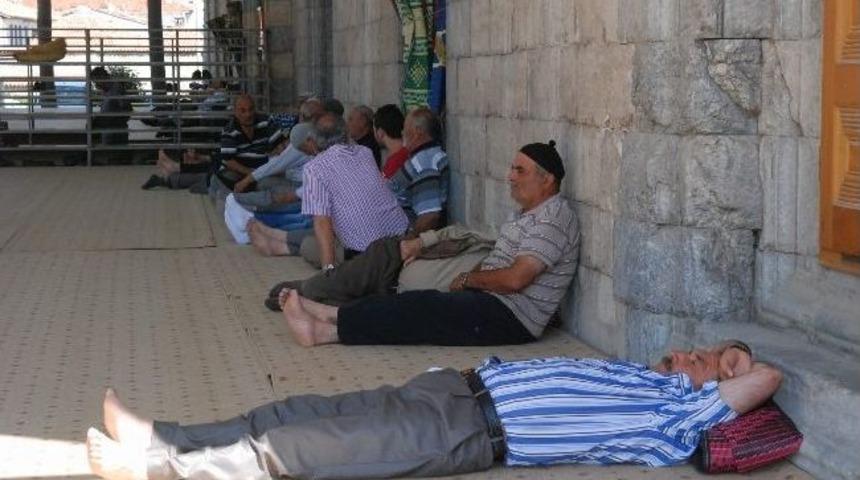 Cami Avlusunda Ramazan Şekerlemesi