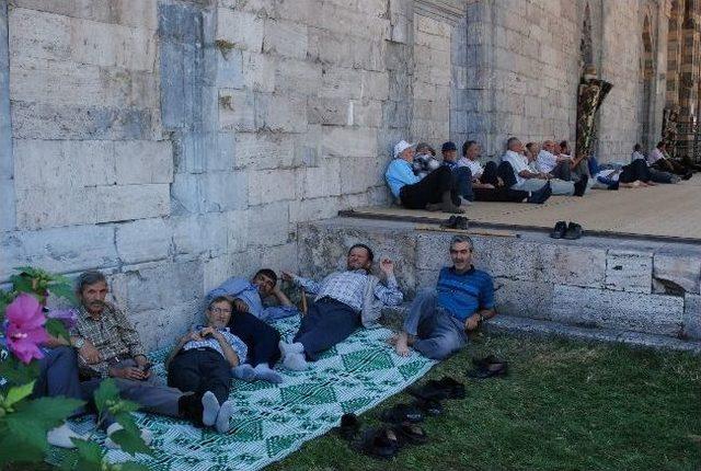 Cami Avlusunda Ramazan Şekerlemesi 1