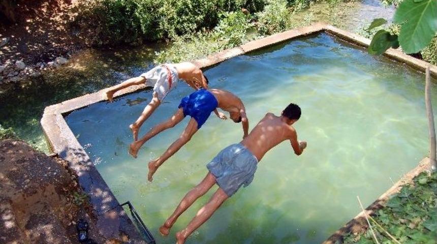 Vatandaşlar Serin Yerlere Akın Ediyor