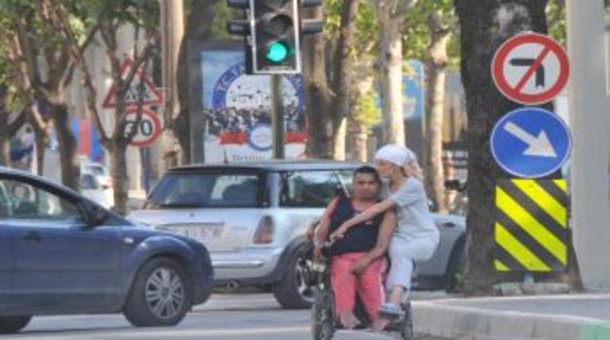 Gen&ccedil; &Ccedil;ift Aynı Tekerlekli Sandalyeyi Kullanıyor