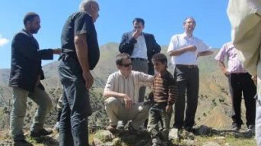 Kulp Kaymakamı K&ouml;y Ziyaretini S&uuml;rd&uuml;r&uuml;yor