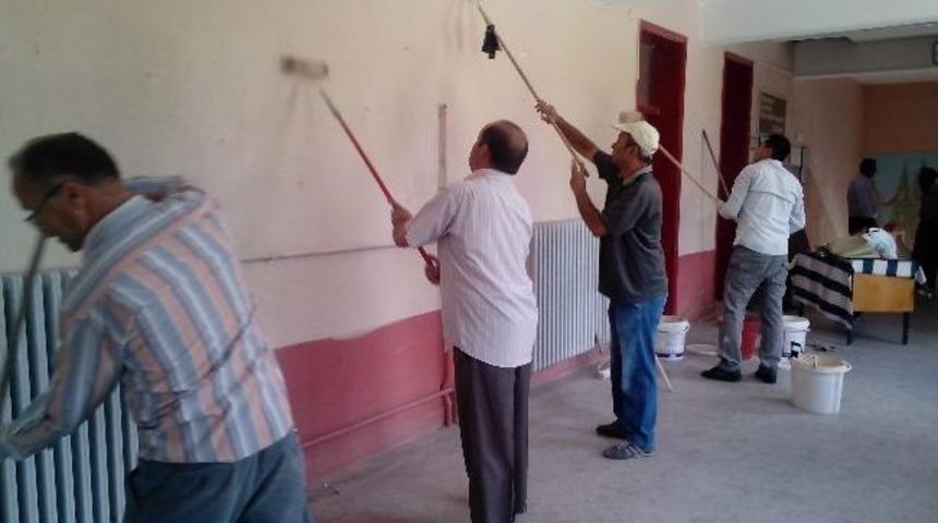 Fedakar Öğretmenler Okullarını Boyadı