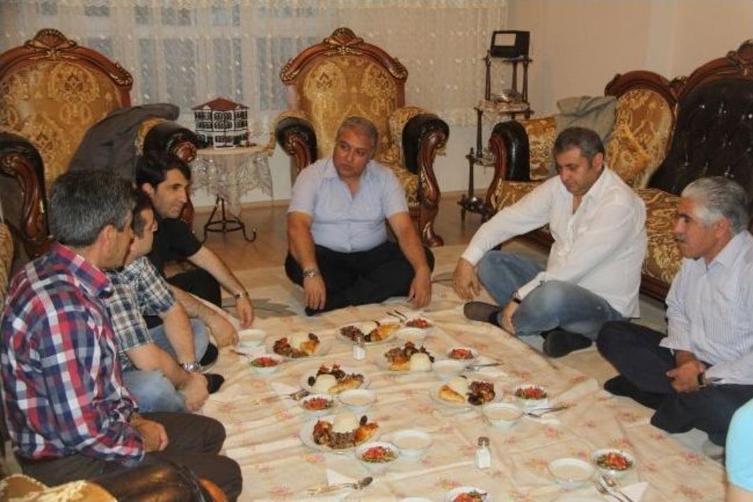 Vali Tekinarslan, Şehit Polis Memuru Yal&ccedil;ın Demir&rsquo;in Evinde İftar A&ccedil;tı