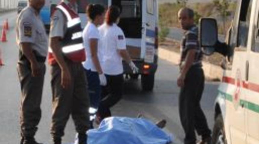 Tur Otob&uuml;s&uuml;n&uuml;n &Ccedil;arptığı Yaya Hayatını Kaybetti