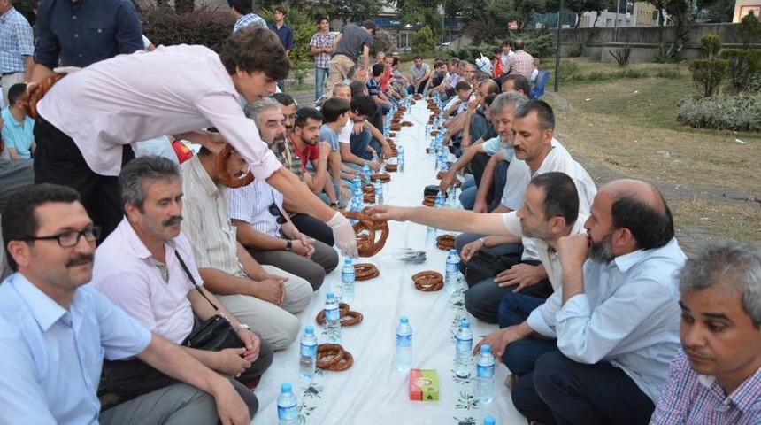 Suriye Ve Mısır Halkı I&ccedil;in Yerde Simitle Iftar A&ccedil;tılar