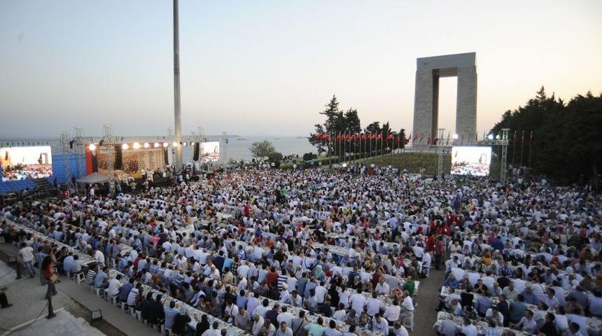 &Ccedil;anakkale Şehitliği'nde Binlerce Kişi Arpa Ekmeği Ve Suyla Iftar A&ccedil;tı