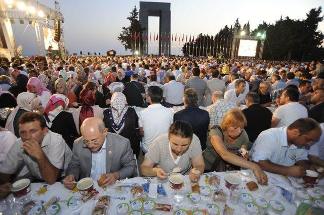 Çanakkale Şehitliği'nde Binlerce Kişi Arpa Ekmeği Ve Suyla Iftar Açtı