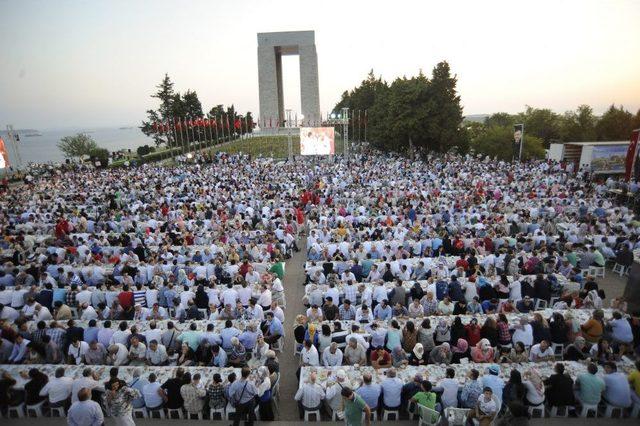 Çanakkale Şehitliği'nde Binlerce Kişi Arpa Ekmeği Ve Suyla Iftar Açtı