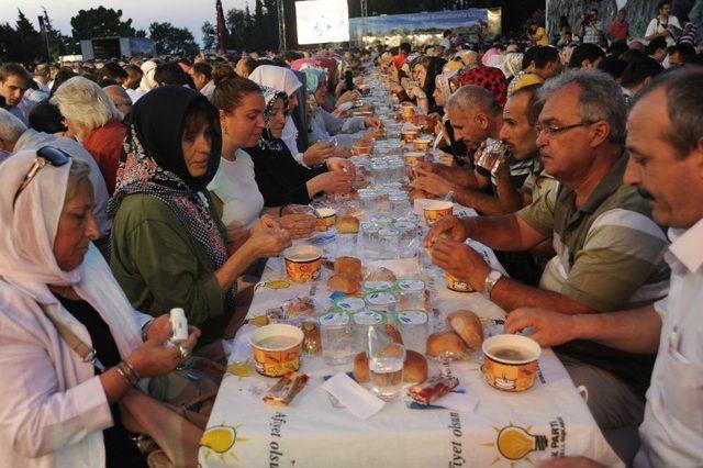 Çanakkale Şehitliği'nde Binlerce Kişi Arpa Ekmeği Ve Suyla Iftar Açtı