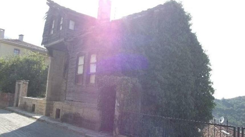 İnebolu&rsquo;da Sarmaşık Kaplı Ev İlgi &Ccedil;ekiyor