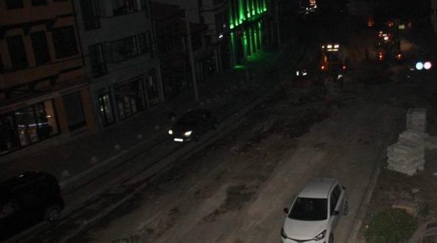 Altıparmak'ta Asfalt &Ccedil;alışmalarına Gece Mesaisi